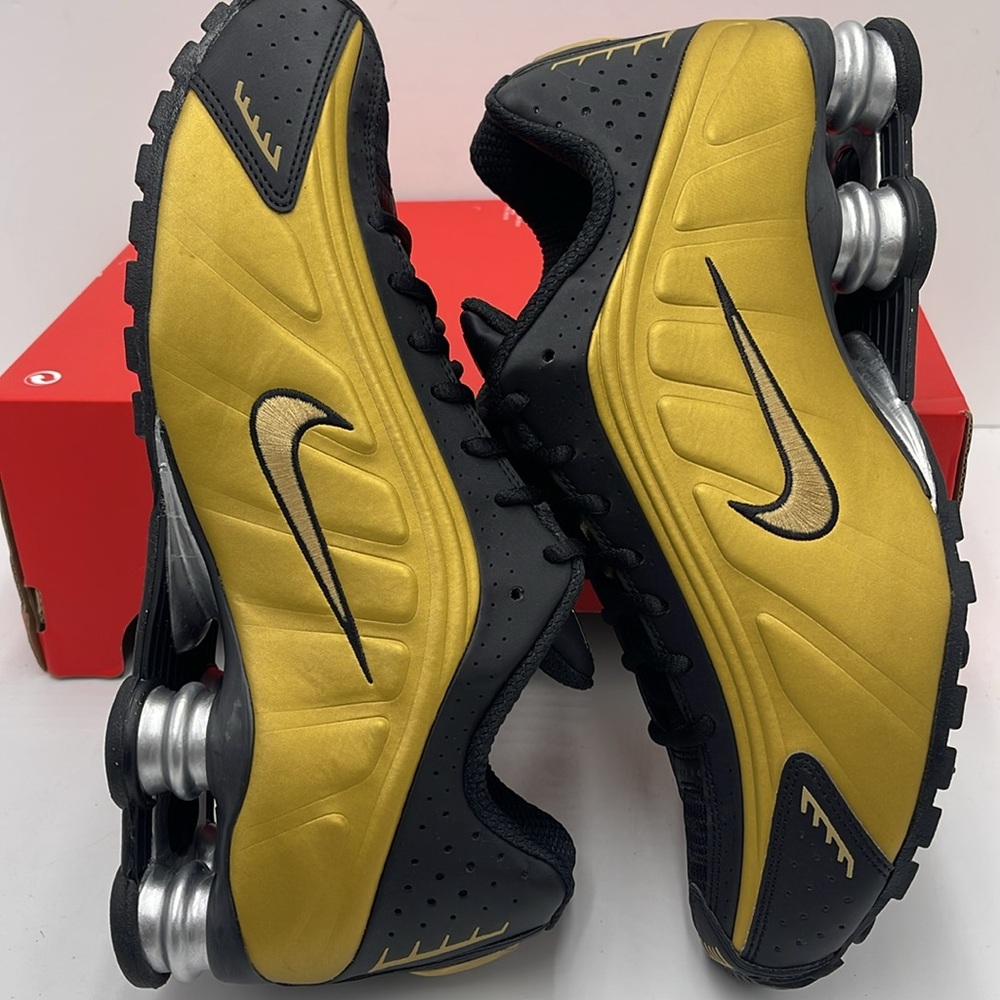 Nike WMNS Shox R4
Sneakers 
Black/Metallic Silver/Metallic
Gold
Style AR3565-005 - Picture 5 of 16